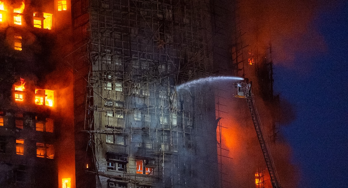 C’è un vasto incendio in un complesso residenziale di Hong Kong