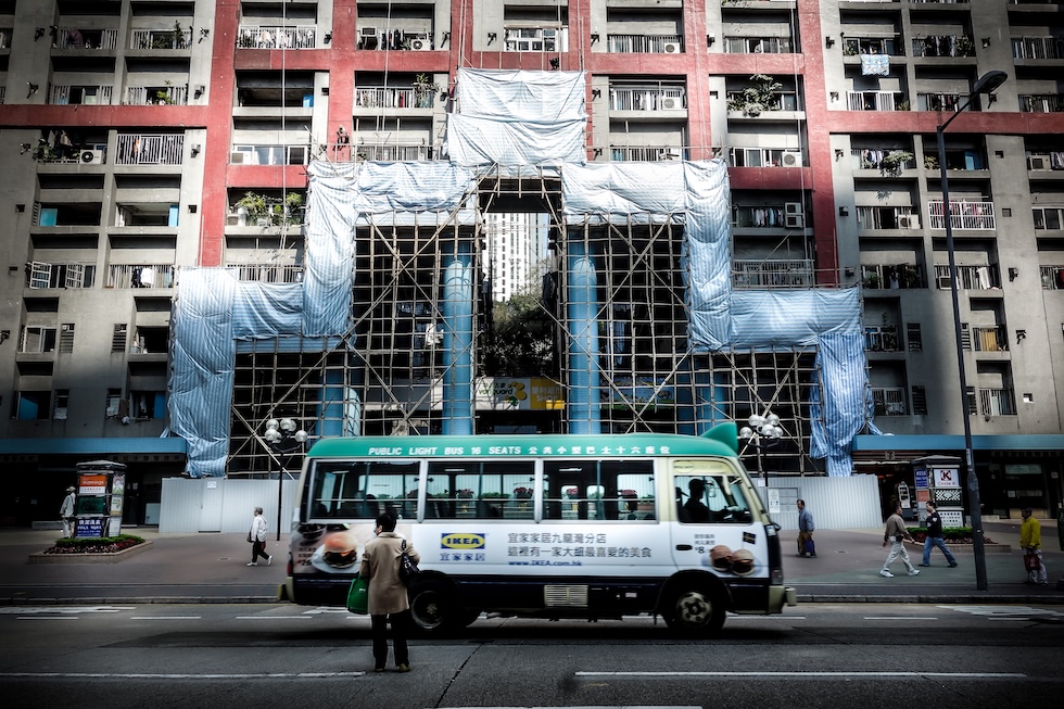 Impalcature di bambù davanti a un edificio a Hong Kong, nel 2014 (Getty Images)