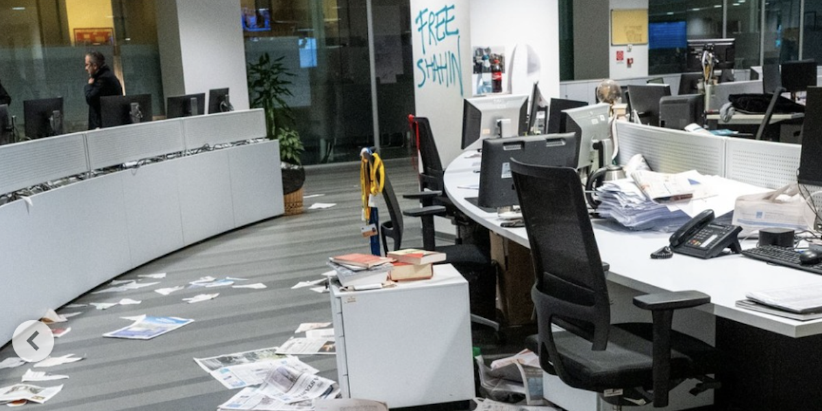 Un gruppo di manifestanti filopalestinesi ha vandalizzato la redazione della Stampa