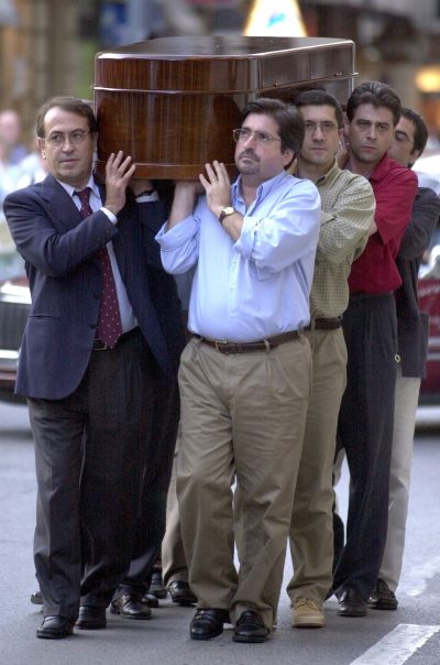 Jesús Eguiguren, a destra, porta la bara di Juan María Jáuregui, ex presidente della Guipúzcoa ucciso dall’ETA nel luglio del 2000