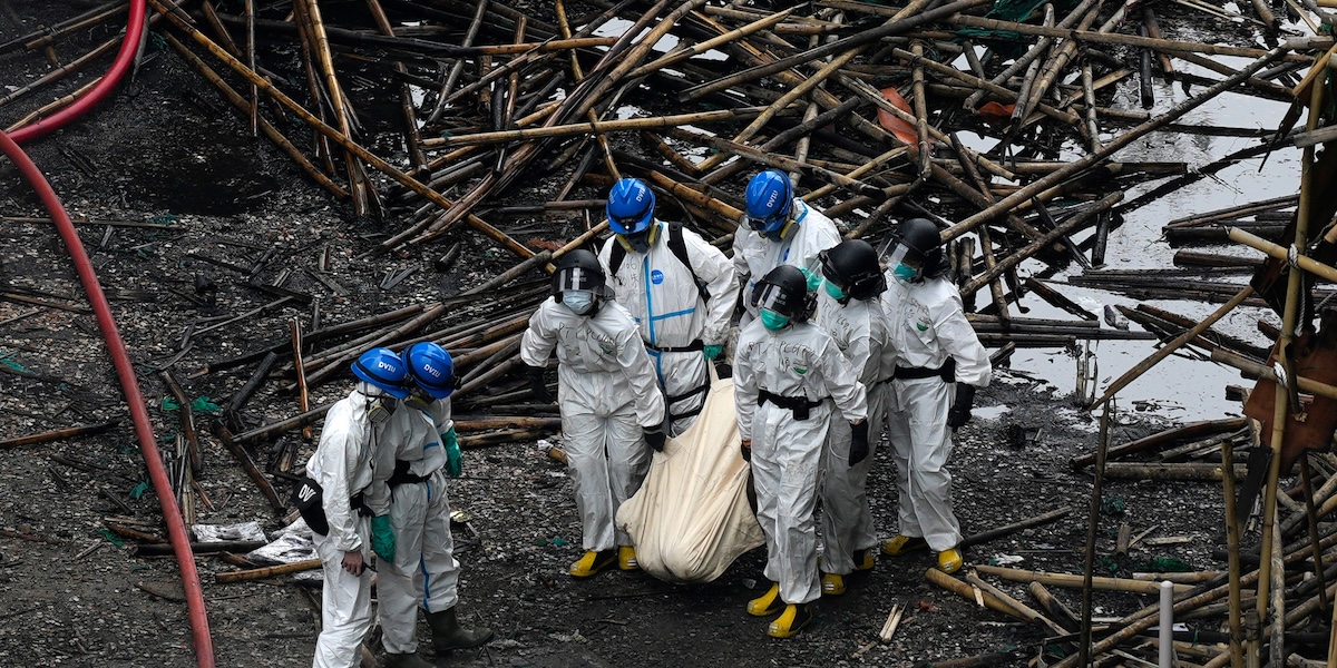 Il numero delle persone morte nel grande incendio a Hong Kong è salito a 146