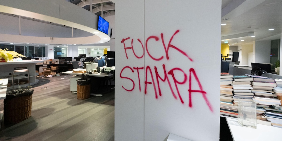 Sono state denunciate 36 persone tra quelle che hanno vandalizzato la redazione della Stampa a Torino