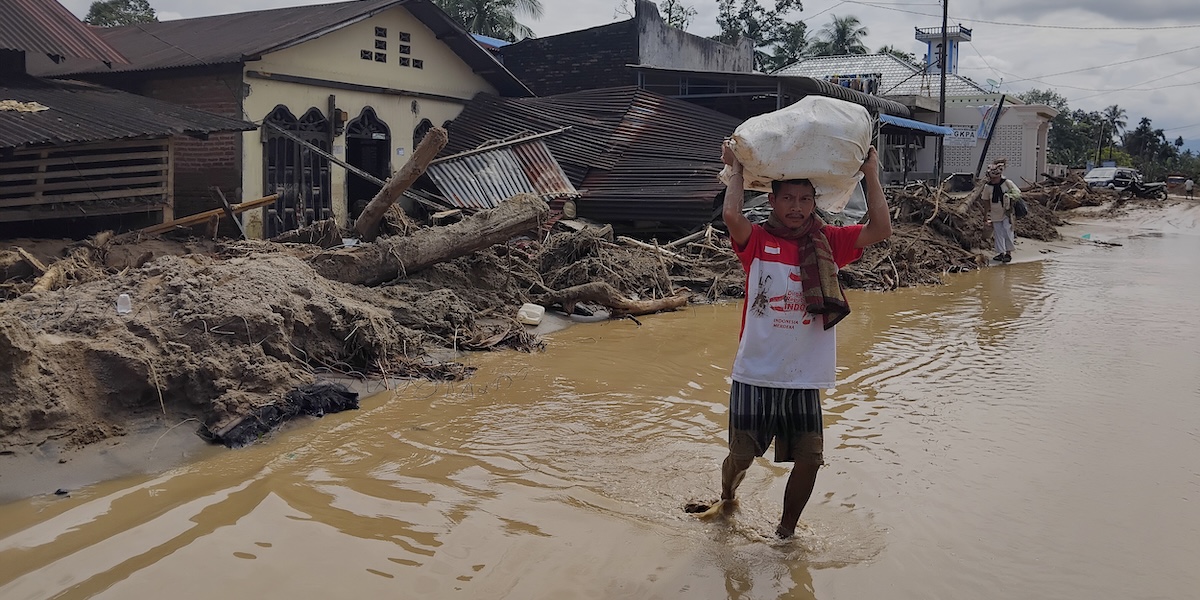 Negli ultimi giorni in Indonesia più di 440 persone sono morte per le alluvioni causate dal ciclone Senyar