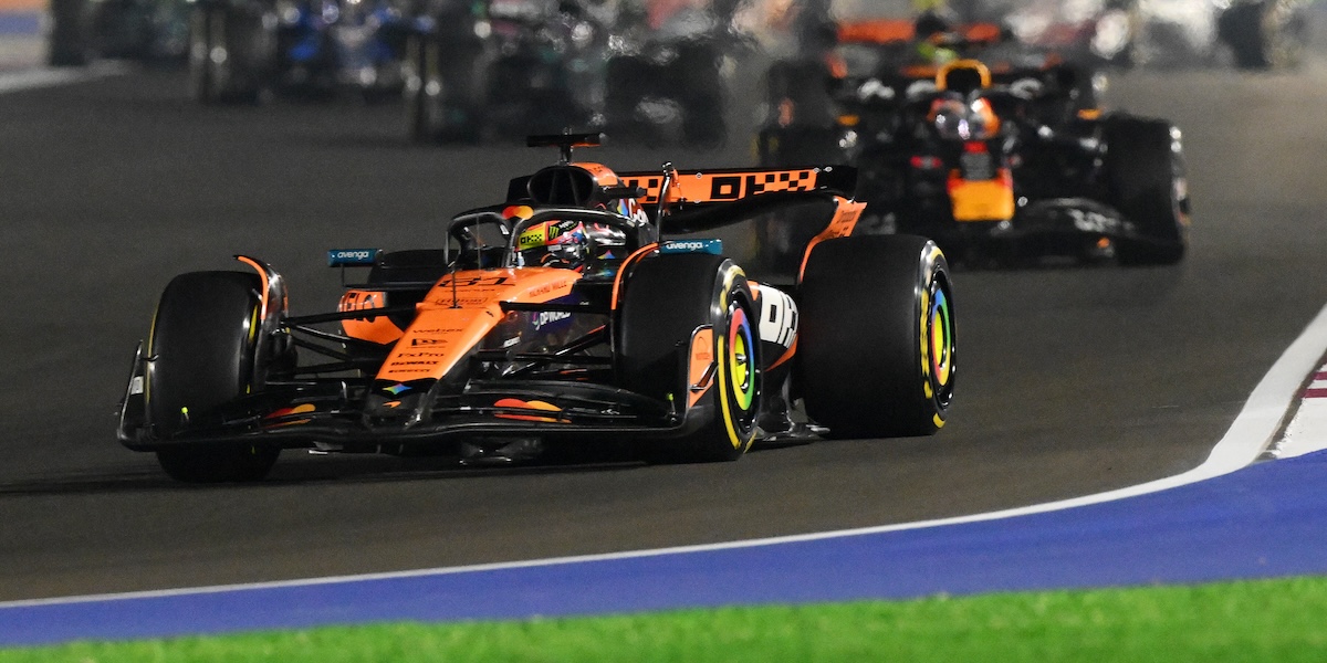 La monoposto della McLaren guidata dal pilota australiano Oscar Piastri durante il Gran Premio del Qatar, 30 novembre 2025 (Clive Mason/Getty Images)