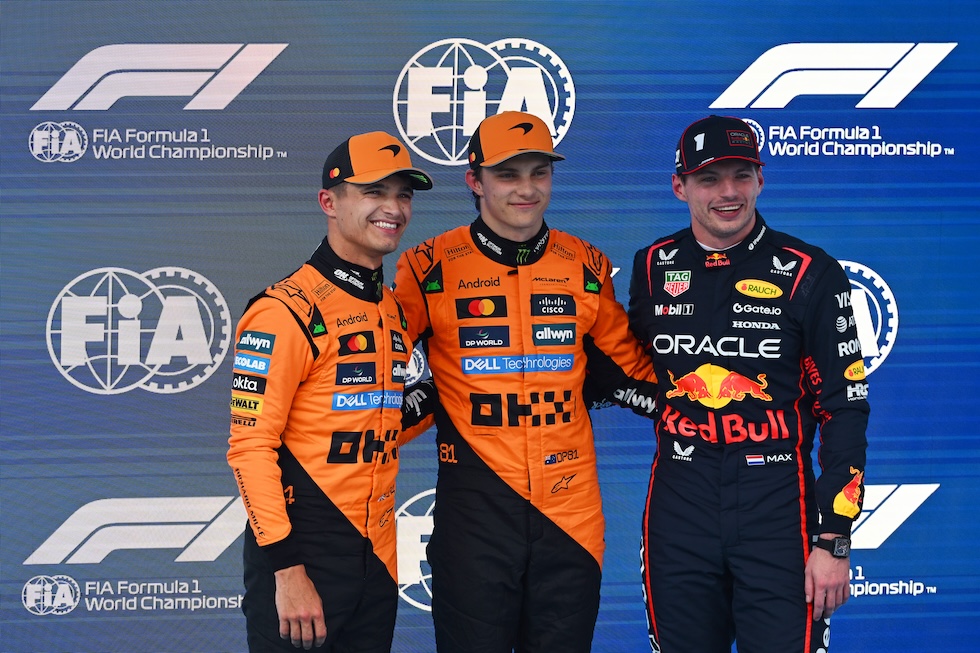 Da sinistra a destra, i piloti della McLaren Oscar Piastri e Lando Norris e il pilota della Red Bull Max Verstappen dopo il Gran Premio di Spagna, 31 maggio 2025 (Rudy Carezzevoli/Getty Images)