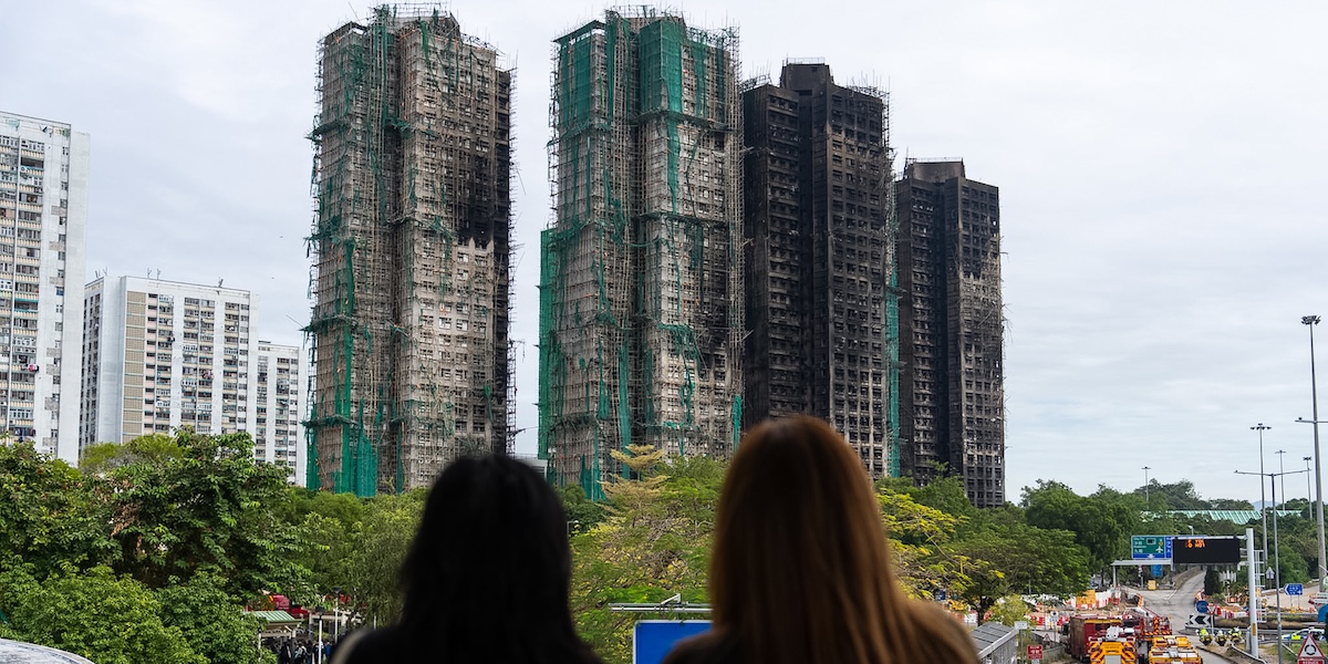 Sono state arrestate 13 persone accusate di omicidio colposo per il grosso incendio a Hong Kong