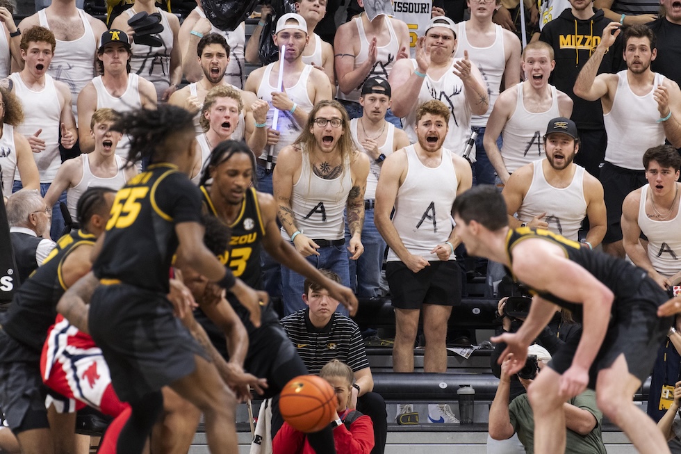 Tifosi che indossano canottiere bianche con la lettera “A” scritta sopra