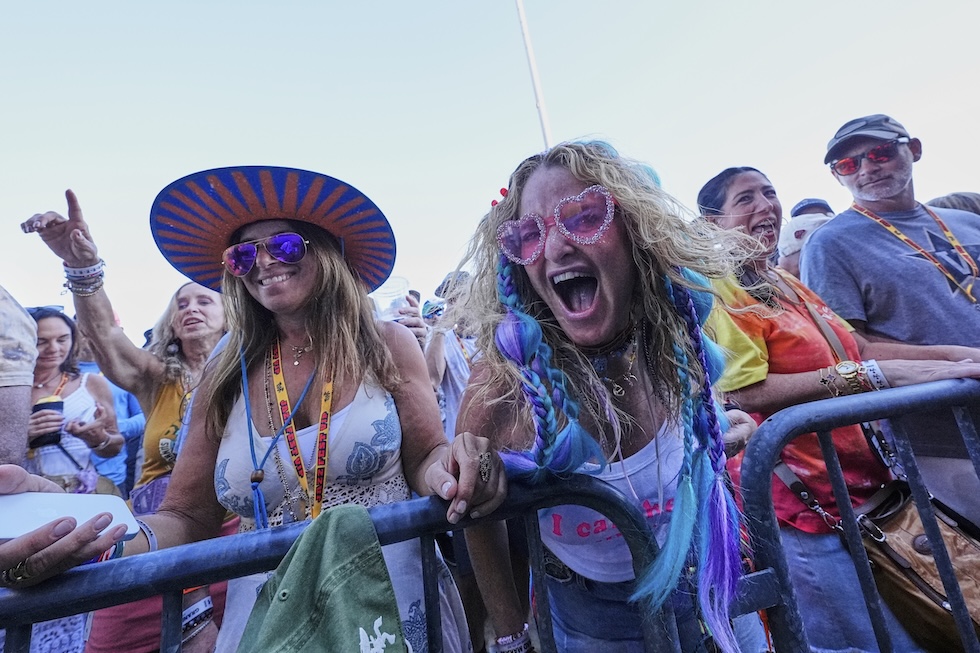 Una persona del pubblico urla durante un concerto