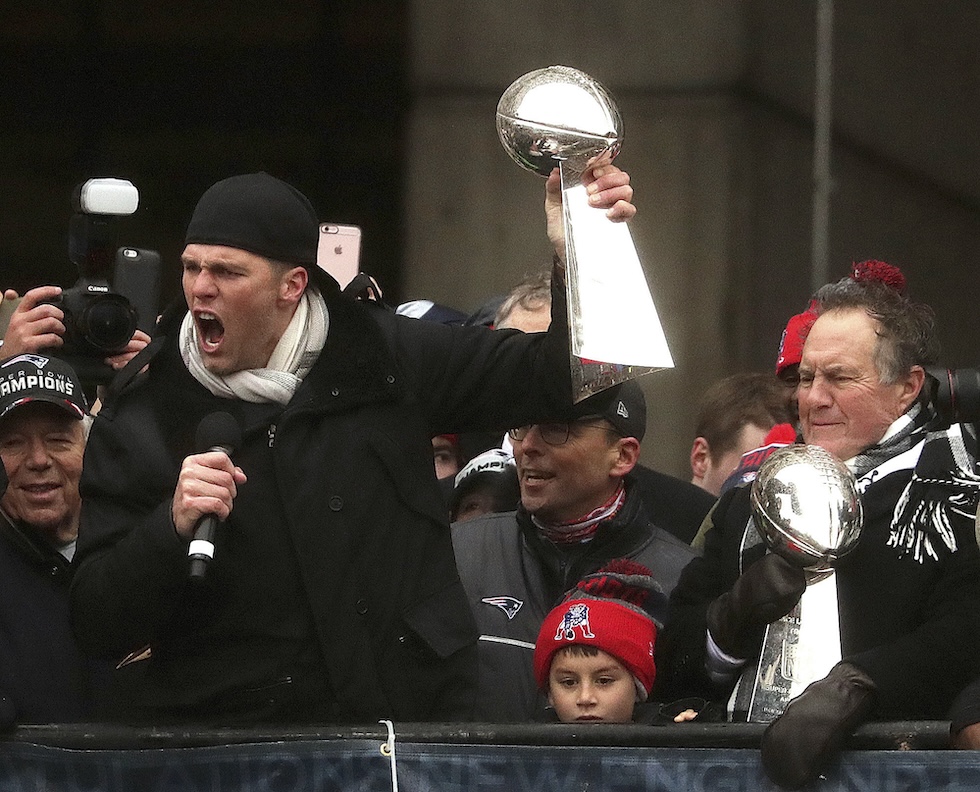 Tom Brady (a sinistra) e Bill Belichick (a destra) durante una parata, mentre tengono in mano due dei trofei vinti in carriera (Barry Chin/Globe Staff)
