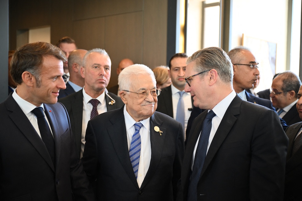 Il presidente dell'Autorità nazionale palestinese, Mahmoud Abbas, tra quello francese Emmanuel Macron e il primo ministro britannico Keir Starmer, durante l'incontro a Sharm El Sheikh dello scorso 13 ottobre
