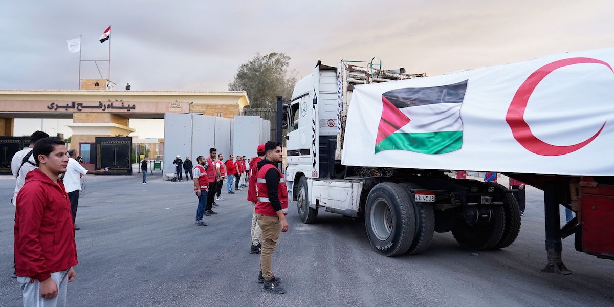 Israele ha detto che riaprirà il varco di Rafah per permettere alle persone palestinesi di andare dalla Striscia di Gaza in Egitto