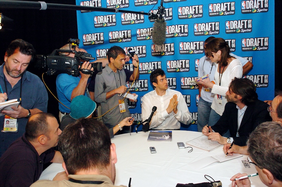Andrea Bargnani parla con dei giornalisti il giorno prima del draft del 2006, 27 giugno 2006 (Andrew Savulich/NY Daily News Archive via Getty Images)