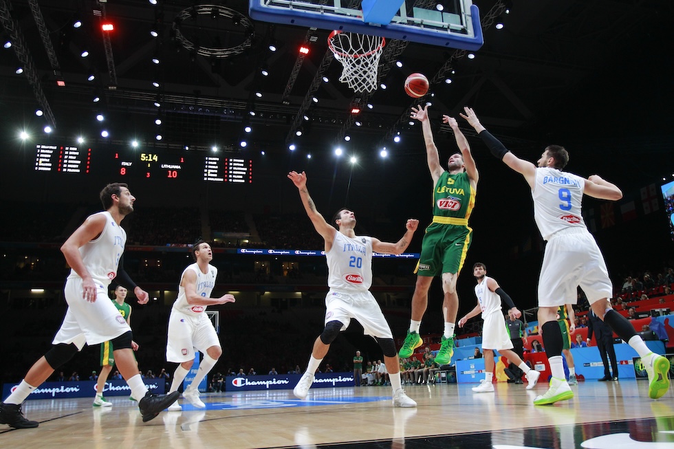 Andrea Bargnani, Andrea Cinciarini, Danilo Gallinari e Marco Belinelli durante Italia-Lituania agli Europei di basket 2015, 16 settembre 2015 (Catherine Steenkeste/Getty Images)