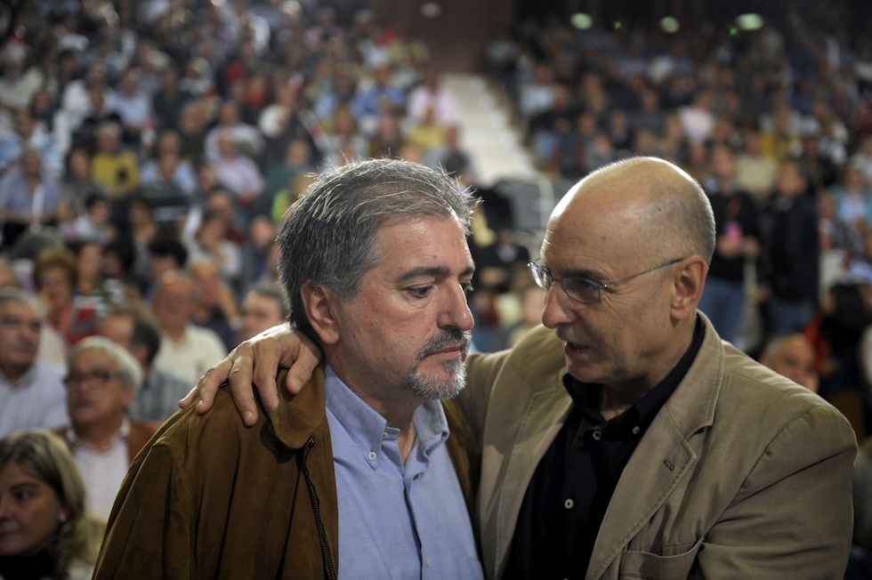 Jesús Eguiguren con l'allora ministro dell'Interno basco, Rodolfo Ares, durante un evento dei Socialisti a San Sebastián, nell'ottobre del 2011