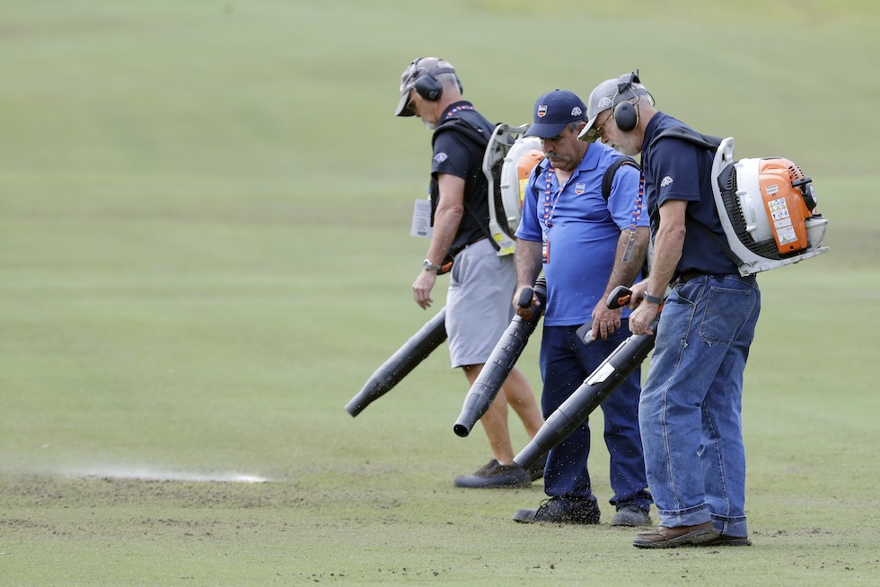 Tre giardinieri su un campo da golf