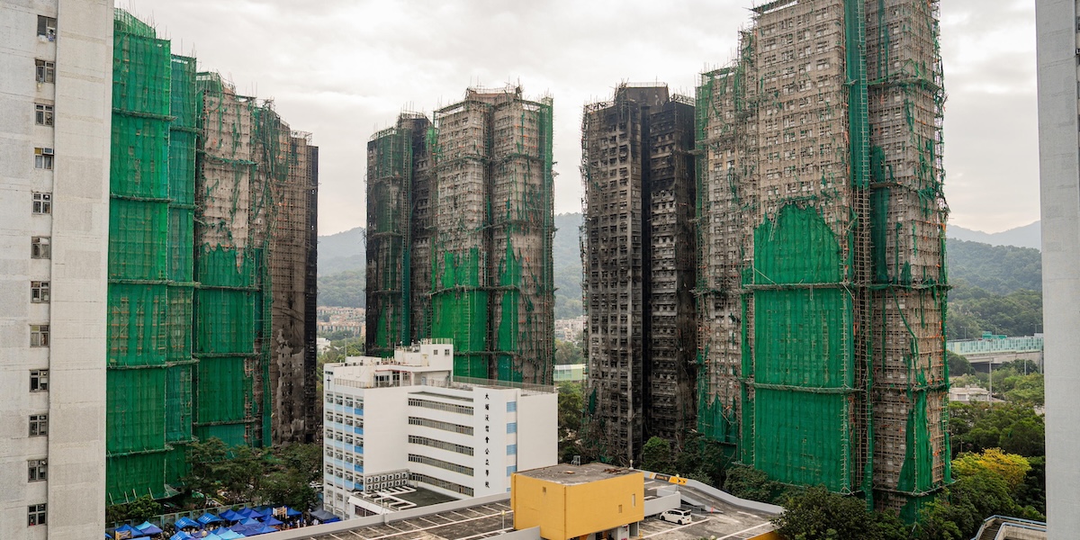 Hong Kong ha ordinato la rimozione dei teli di plastica attorno ai cantieri, che hanno contribuito al grave incendio della settimana scorsa
