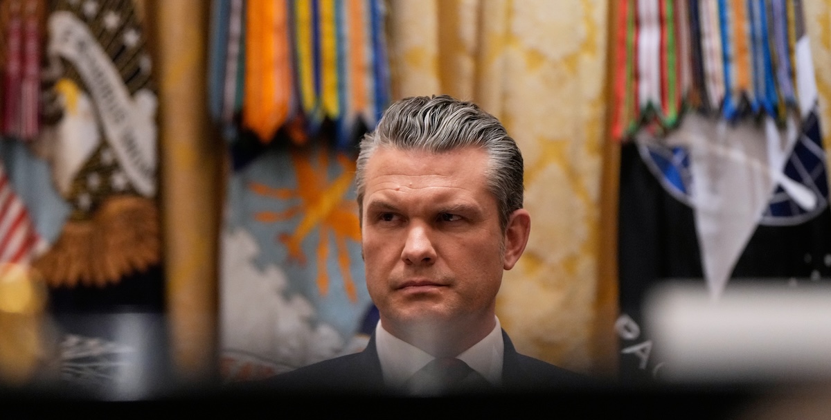 Secondo un’indagine interna, il segretario alla Difesa statunitense Hegseth mise in pericolo i militari condividendo informazioni su Signal