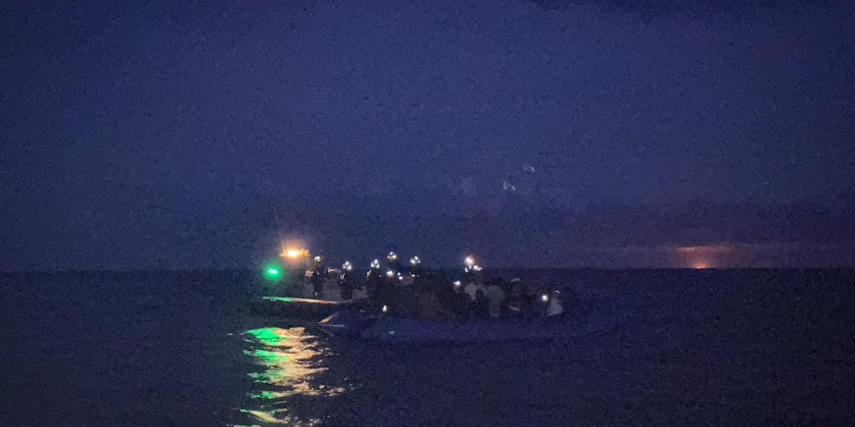 La nave dell’ong SOS Humanity è stata fermata al porto di Ortona, in Abruzzo, dopo due soccorsi fatti senza coordinarsi con la Libia