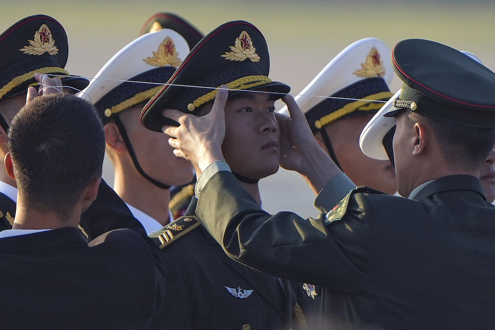 Un ufficiale sistema il cappello di un soldato, settembre 2024