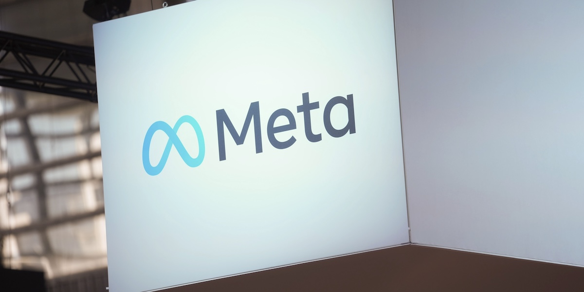 Meta pagherà diversi editori di giornali per usare i loro articoli con i suoi sistemi di intelligenza artificiale