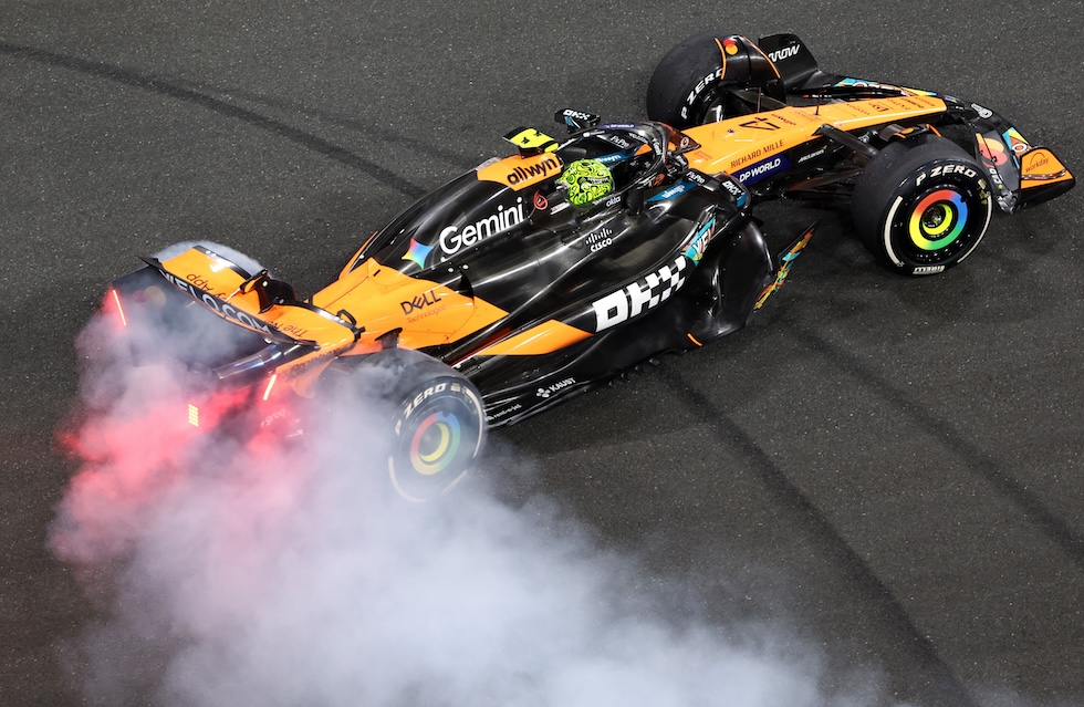 Lando Norris festeggia sulla sua McLaren dopo essere arrivato terzo al Gran Premio di Abu Dhabi e aver vinto il Mondiale di Formula 1, 7 dicembre 2025 (Peter Fox/Getty Images)
