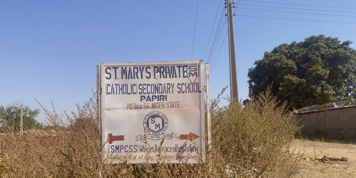 Un cartello che indica la scuola di St Mary, 25 novembre 2025 (AP Photo/Yunusa Umar )