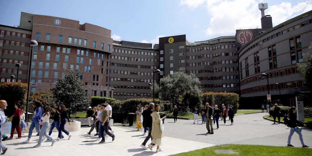 Il cortile interno dell'ospedale San Raffaele (ANSA/ MOURAD BALTI TOUATI)