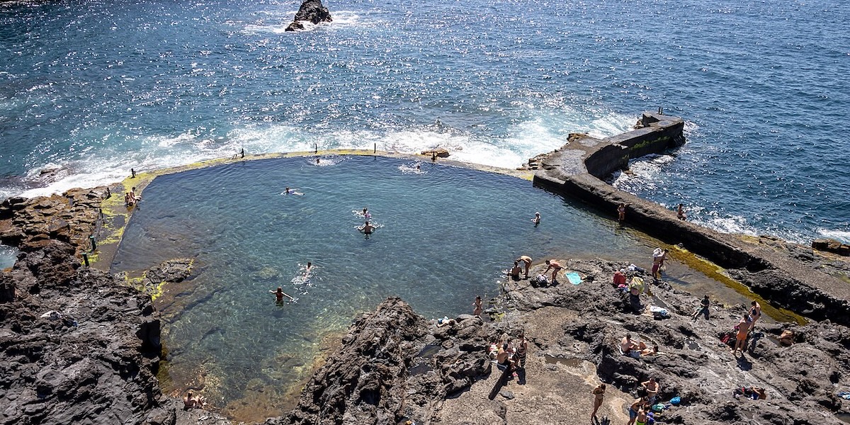 La piscina naturale in una foto del 2022 (Mike Peel, CC BY-SA 4.0 via Wikimedia Commons)
