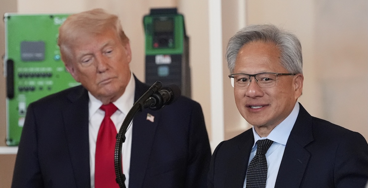 Il presidente Donald Trump e l'amministratore delegato di Nvidia Jensen Huang a Washington, Stati Uniti, 30 aprile 2025 (AP Photo/Alex Brandon)