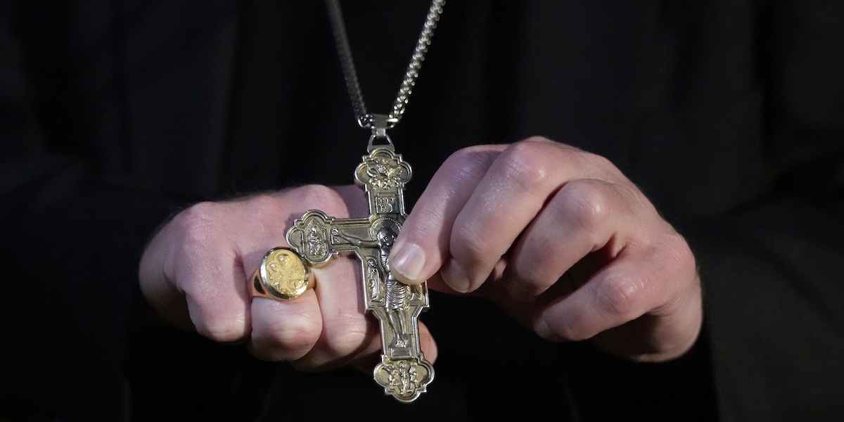 Il crocifisso del cardinale Timothy Dolan, arcivescovo di New York, in una foto del 3 gennaio 2023 in Vaticano (AP Photo/Alessandra Tarantino)