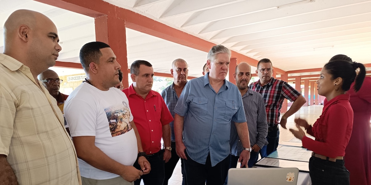 Alejandro Gil Fernández (al centro, con la camicia azzurra) in una foto pubblicata sul suo profilo X
