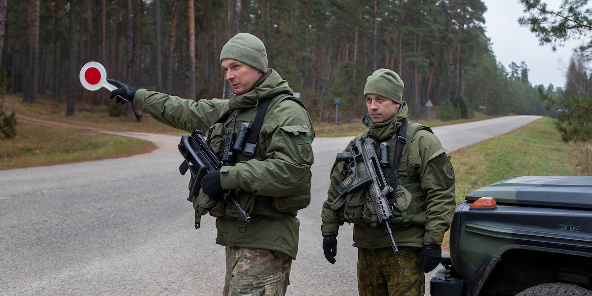 Soldati sul confine tra Lituania e Bielorussia, 13 novembre 2021 (AP Photo/Mindaugas Kulbis, File)