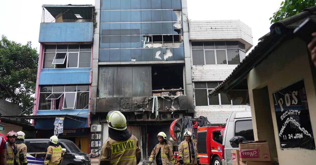 Vigili del fuoco fuori dall'edificio a Giacarta, 9 dicembre 2025 (AP Photo/Dita Alangkara)