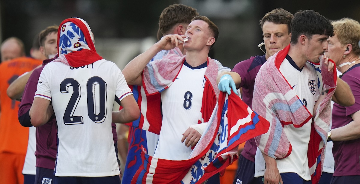 Dei giocatori dell'Inghilterra durante un cooling break durante la semifinale di calcio tra Inghilterra e Paesi Bassi agli Europei Under 21, Bratislava, Slovacchia, 25 giugno 2025. (AP Photo/Petr David Josek)