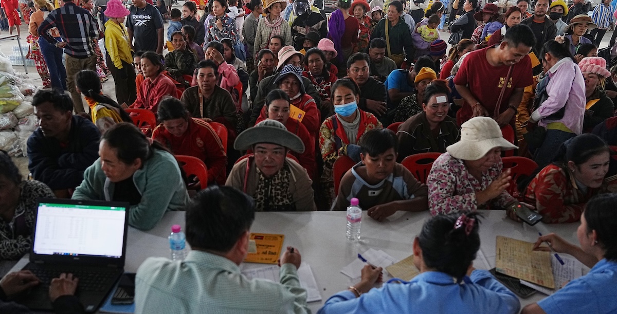 Persone in fila per registrarsi al fine di lasciare la zona vicino al confine con la Thailandia, nella provincia di Banteay Meanchey, Cambogia, 9 dicembre 2025 (AP Photo/Heng Sinith)