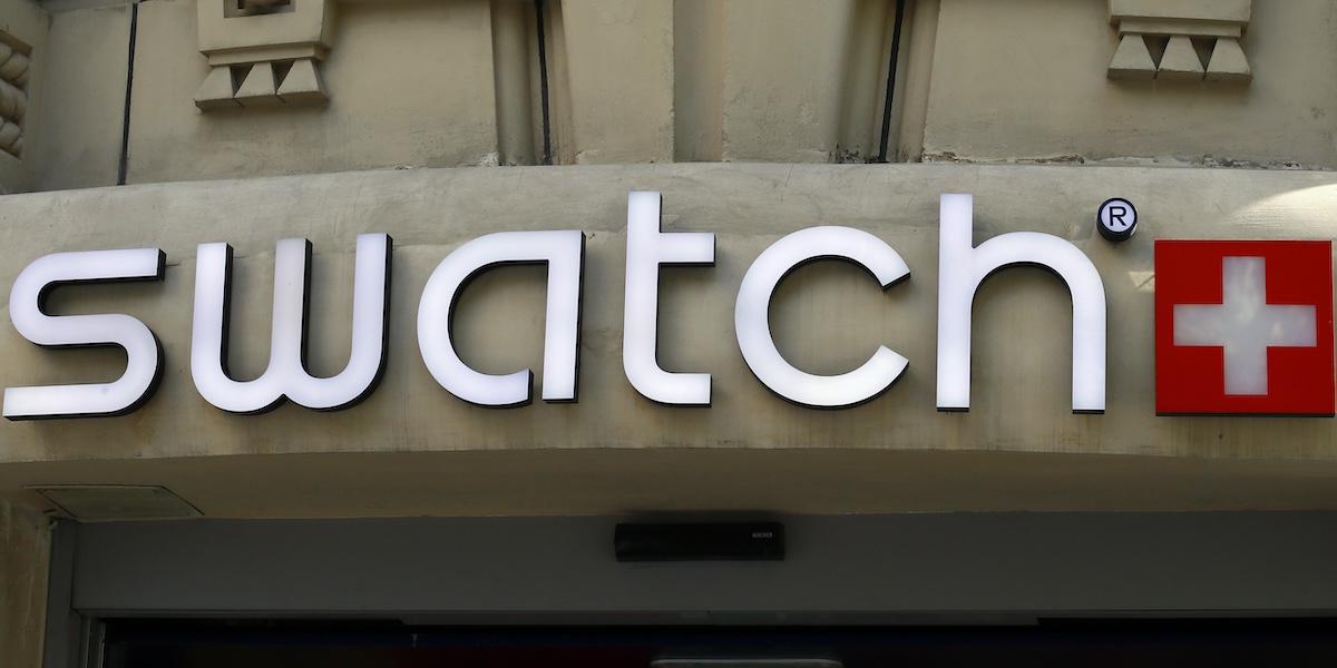 L'insegna di un negozio Swatch a Parigi (AP Photo/Francois Mori)