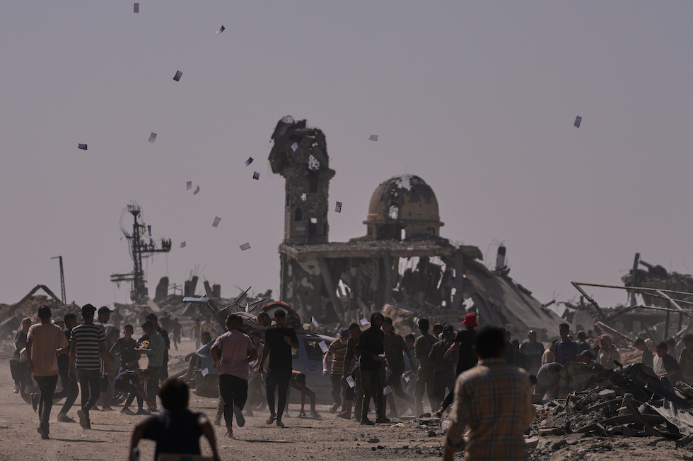 Volantini lanciati da un drone israeliano a Khan Yunis, che avvertono la popolazione di stare lontani dalla "linea gialla", 20 ottobre 2025