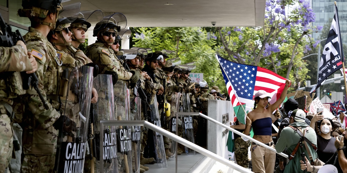Soldati della Guardia Nazionale durante una protesta contro Donald Trump, il 14 giugno 2025 (AP Photo/Richard Vogel)