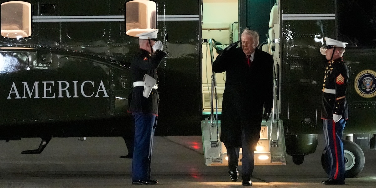 Donald Trump scende da un elicottero, il 9 dicembre