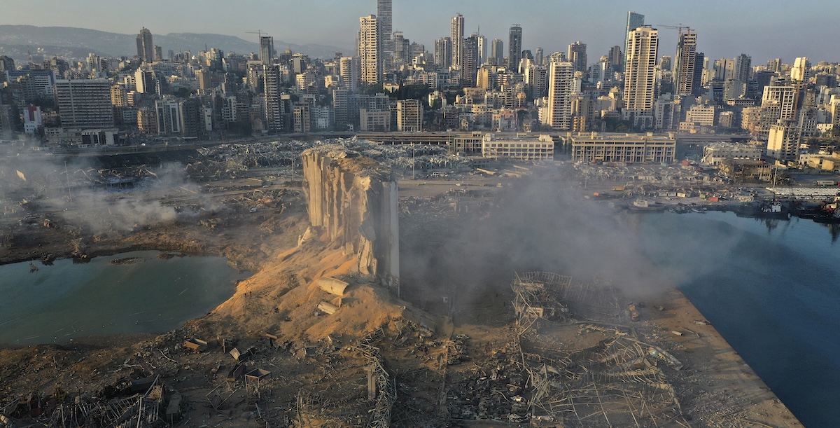 Il porto di Beirut dopo l'esplosione (AP Photo/Hussein Malla, File)