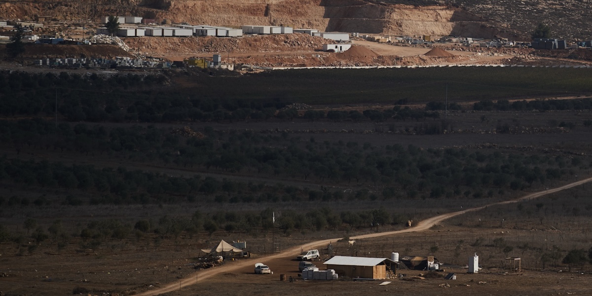 Strutture costruite da coloni israeliani in Cisgiordania (AP Photo/Leo Correa)