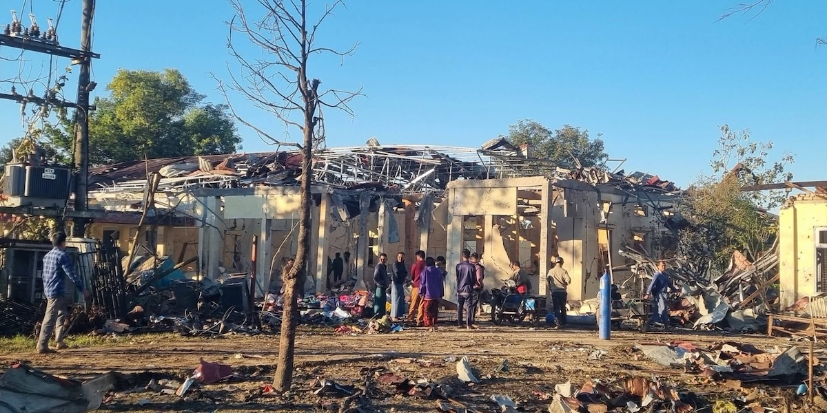Una foto dell'ospedale colpito (CrphMyanmar/X)