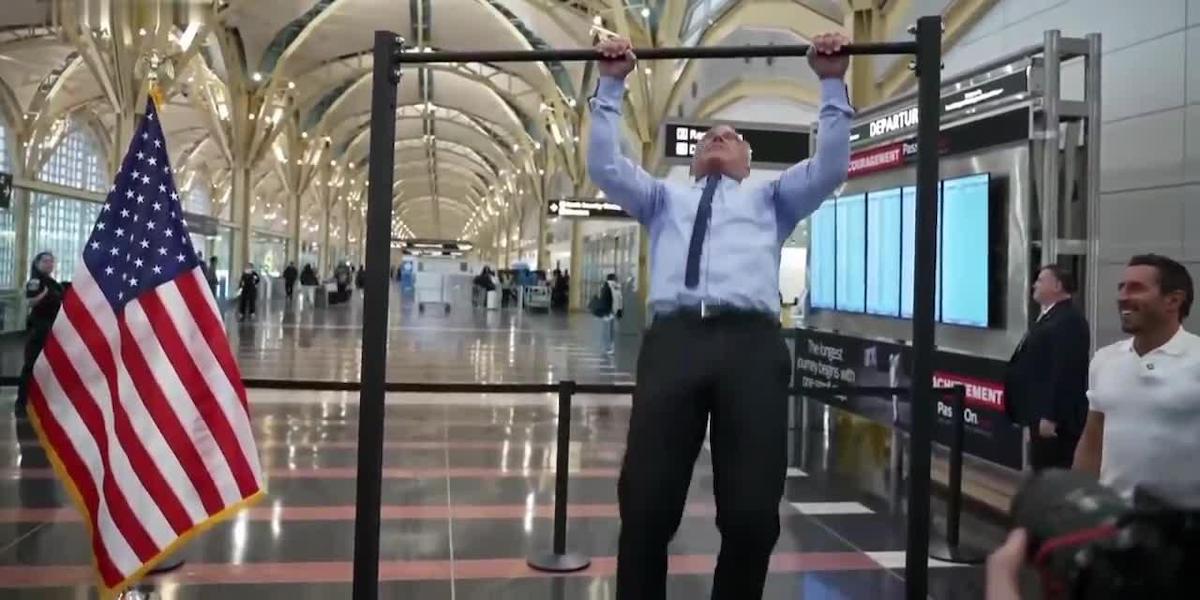 I segretari alla Salute e ai Trasporti degli Stati Uniti hanno fatto una gara di trazioni in aeroporto