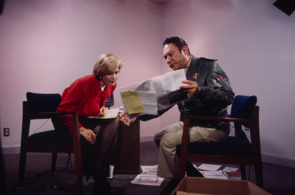 Manuel Noriega (a destra) durante un'intervista con la giornalista statunitense Diane Sawyer nel 1993 (Getty Images/ABC/ Brent Peterson)