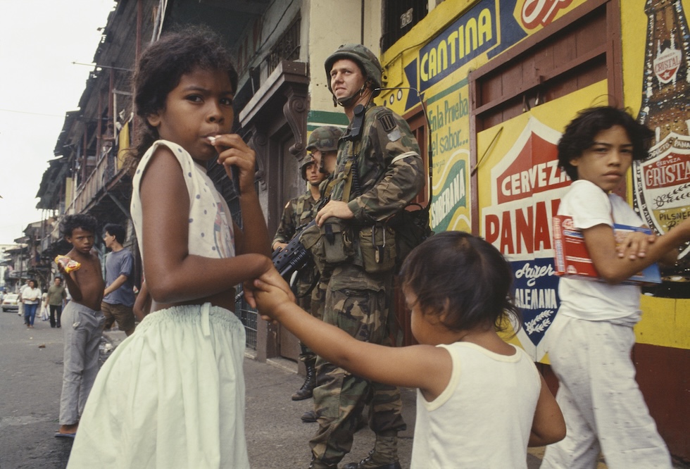 Algunos soldados estadounidenses en Panamá, durante la operación. "Simplemente porque" en 1989 (Sygma vía Getty Images/Jean-Louis Atlan)
