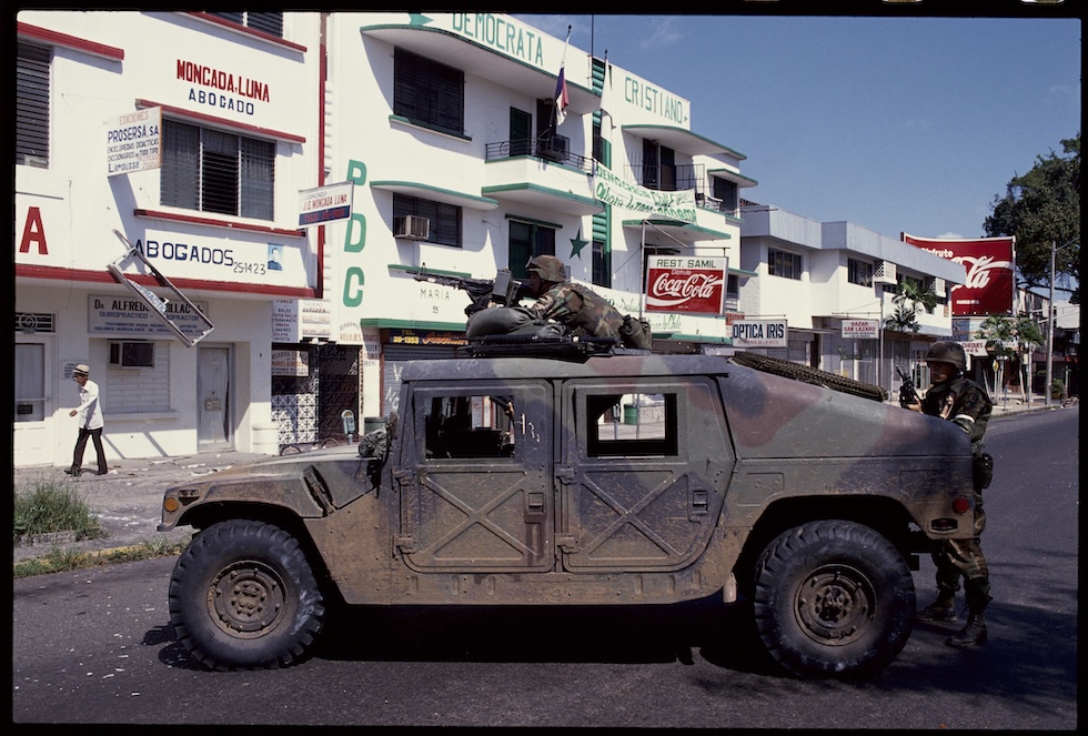 Soldados estadounidenses en un vehículo blindado en Panamá, durante la operación "Simplemente porque" (CORBIS/Getty Images/Steve Starr)