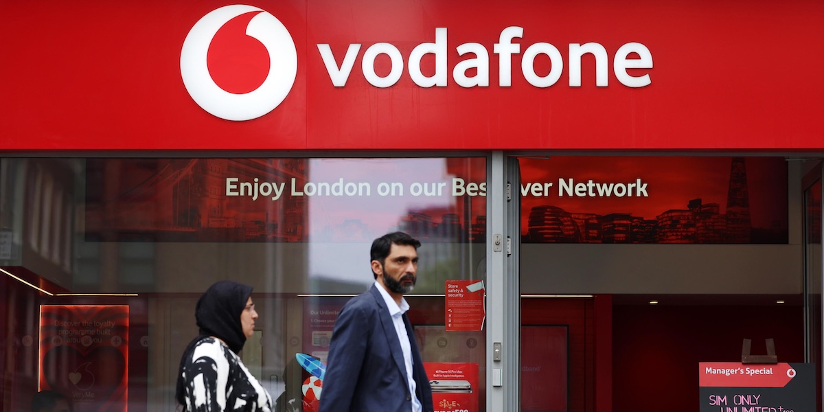 Un negozio di Vodafone a Londra. La fusione con Fastweb riguarda solo la sezione italiana di Vodafone (EPA/ANDY RAIN)
