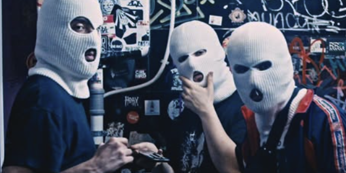 Tre membri del gruppo P38 con in testa un passamontagna in una foto postata sul loro profilo Instagram