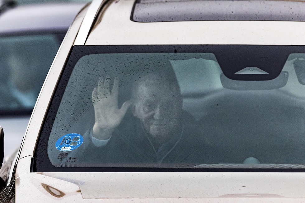 Juan Carlos in auto durante uno dei suoi ultimi ritorno in Spagna, a Vigo lo scorso 5 novembre