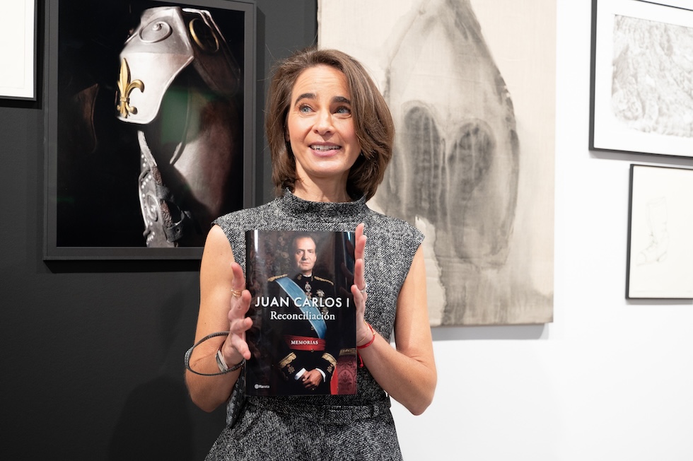 Laurence Debray con una copia del libro a Madrid, il 3 dicembre